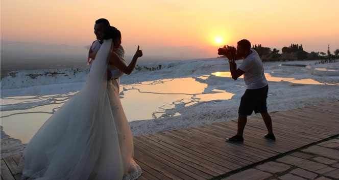 Gelin ve damatlar Pamukkale’ye akın ediyor
