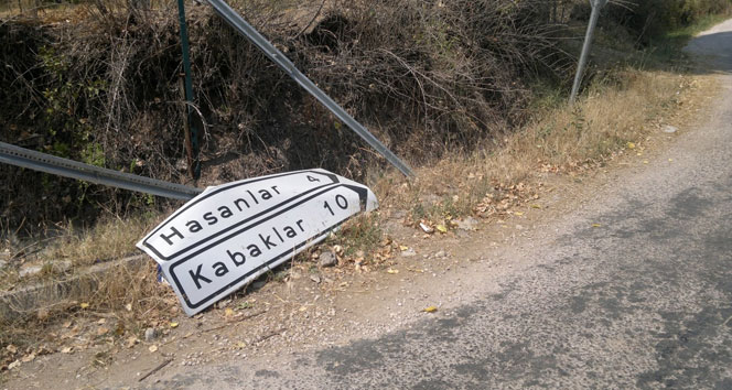 Köy isim tabelası yıkıldı