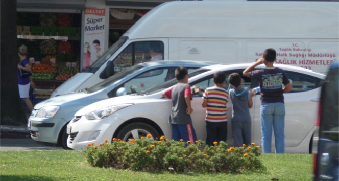 Trafikte su satan çocuklar tehlike saçıyor