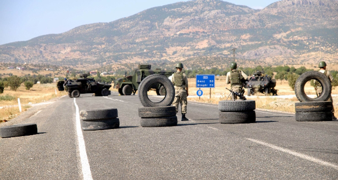 Jandarma Karakolu&#039;na saldırının ardından yol kapatıldı