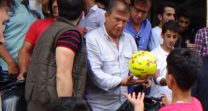 Eski yıldız futbolcu Hakkari sokaklarında top dağıttı