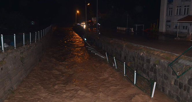 Kayseri&#039;de sel, maddi hasara yol açtı