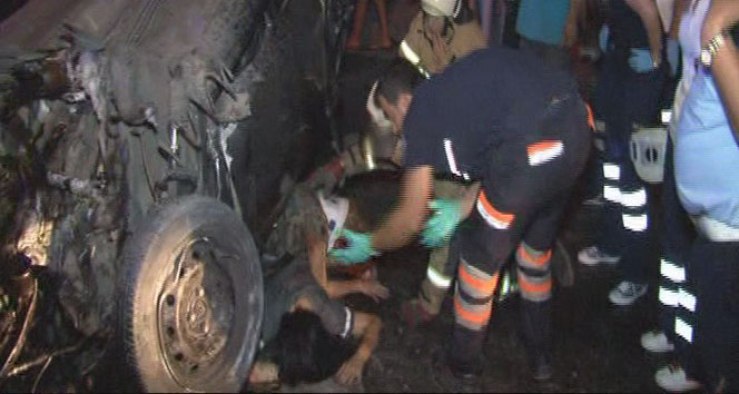 Otomobil altında kalan kadınlar, acı içerisinde kurtarılmayı bekledi
