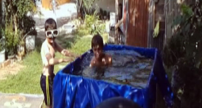 Çocuklar kirli suya girmesinden römorktan havuz yaptı
