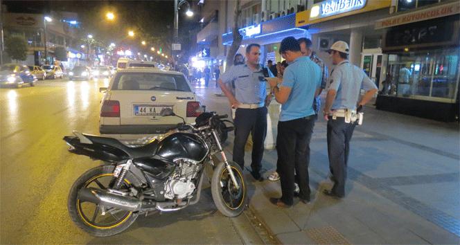 Polis durdurunca, motosikleti bırakıp kaçtı