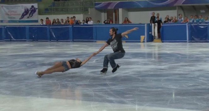 İlhan Mansız&#039;dan buz üstünde dans şov