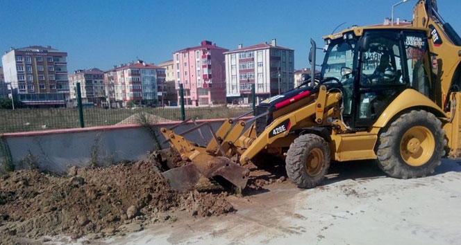 Kapaklı Belediyesi Ortaokulu bahçesi yeşilleniyor