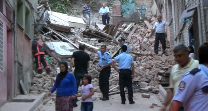Fatih&#039;te 3 katlı bina çöktü