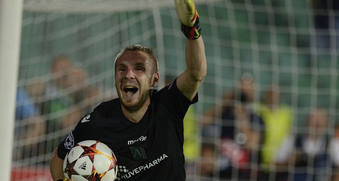 Defans oyuncusu kaleye geçti, 2 penaltı kurtardı turu getirdi