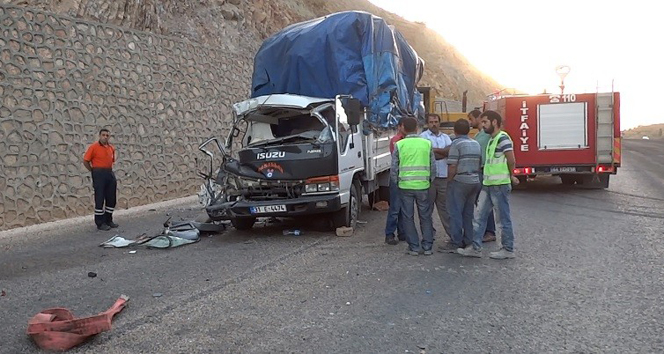 Kamyonet, TIR'a arkadan çarptı: 1 yaralı