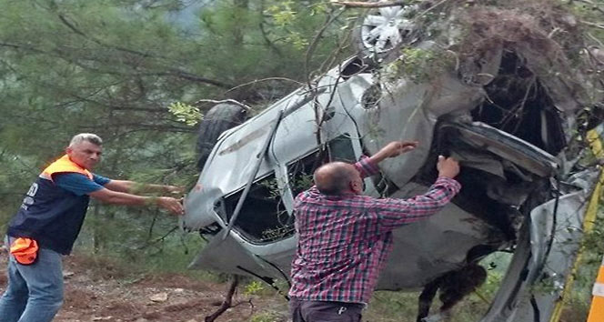 Uçuruma yuvarlanmış bir araç içinde 2 ceset bulundu