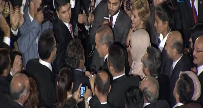 Cumhurbaşkanı Erdoğan ilklerin gerçekleştiği resepsiyonda türkü söyledi