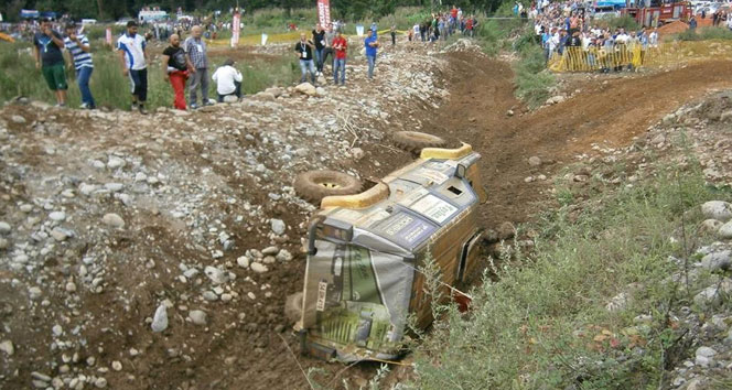 Off-Road yarışlarında araç takla attı