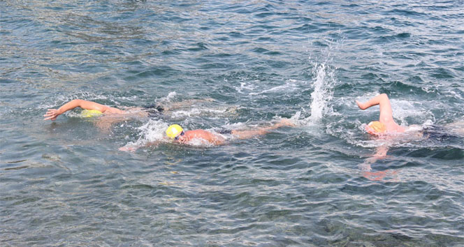 Yüzerek Çanakkale Boğazı&#039;nı geçtiler