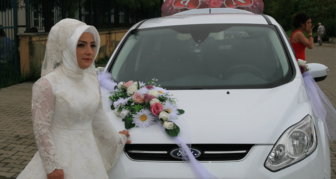 Kendi gelin arabasını kendisi süsledi