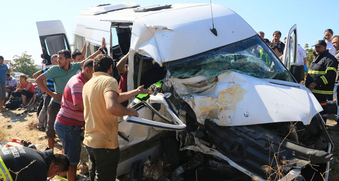 Turistleri taşıyan minibüs kaza yaptı: 15 yaralı