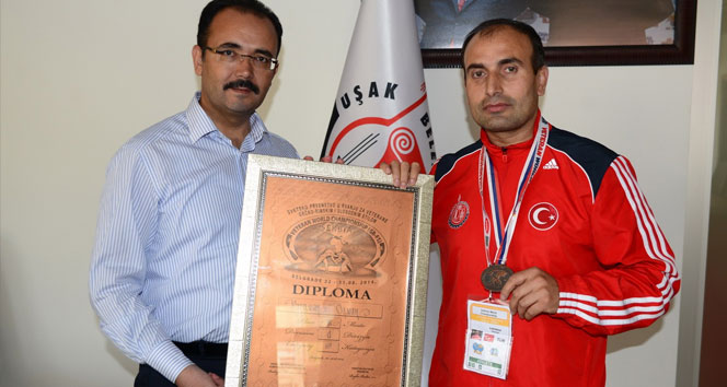 Uşaklı güreşçi dünya 3.'sü oldu