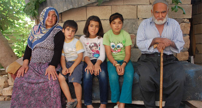 Yaşlı çiftin hayat hikayesi yürek burkuyor