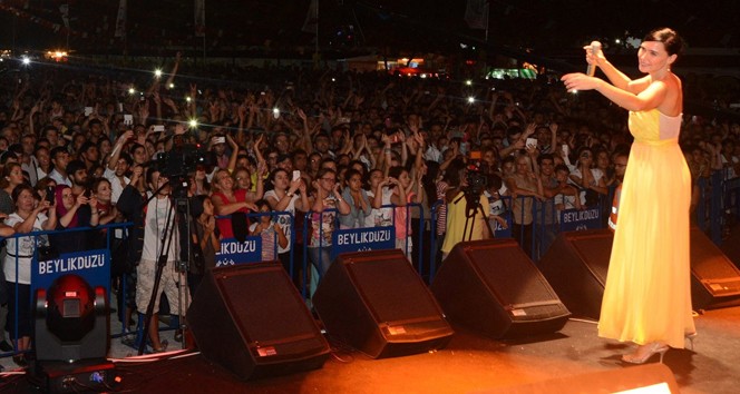 Şevval Sam konserinde gözyaşlarını tutamadı