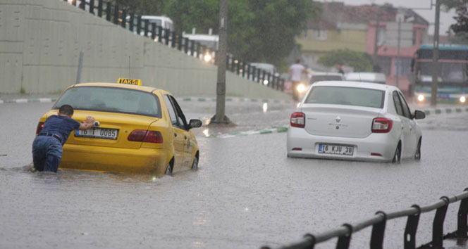 Bursa'da yağmur, hayatı olumsuz etkiledi