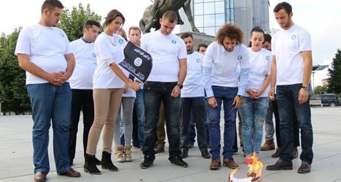 Kosova’da IŞİD bayrağı ateşe verildi