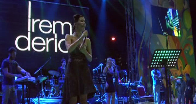 İrem Derici ‘Beylikdüzü Barış ve Sevgi Buluşmaları’nda sahne aldı