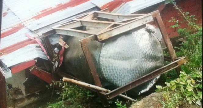 Traktörden devrilen su tankı kadını ezdi