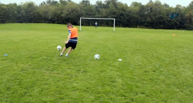 Metrelerce uzaklıktaki hedefi futbol topu ile böyle vurdu