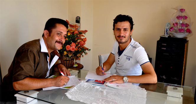 ‘Kölen olurum’ diyen Suriyeli gence Türkçe öğretti