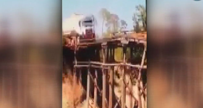 Kamyonun ağırlığına dayanamayan tahta köprü böyle yıkıldı