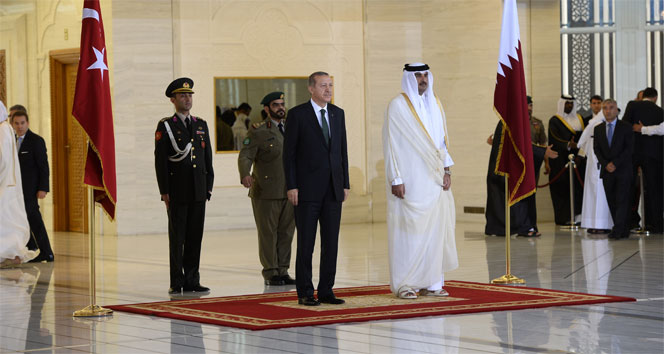 Erdoğan Katar’da resmi törenle karşılandı