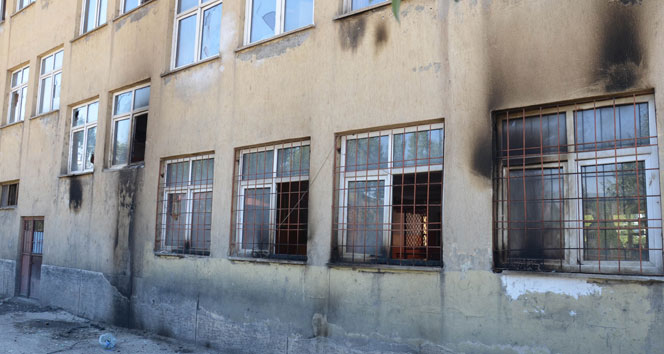 Yüksekova’da 4 okul ateşe verildi