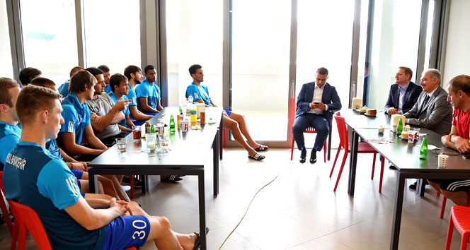 Başkan Uysal’dan Başakşehirli futbolculara moral ziyareti