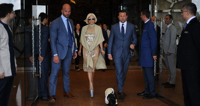 Lady Gaga düşme tehlikesi geçirdi