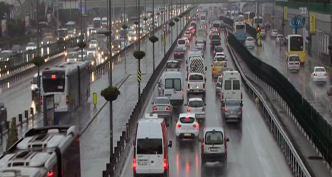 İstanbul’da beklenen yağış etkisini gösterdi