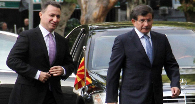 Davutoğlu, Makedonya Başbakanı resmi törenle karşıladı