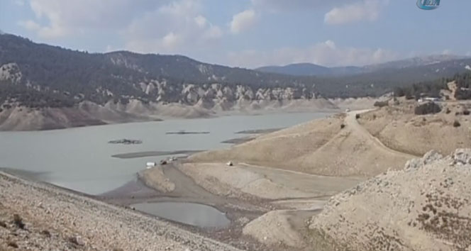 Korkuteli Sulama Barajı&#039;nda su seviyesi dibe indi