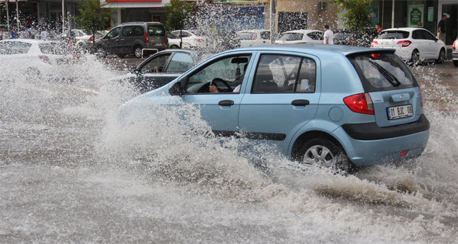 Adana&#039;da sağanak yağış yolları göle çevirdi