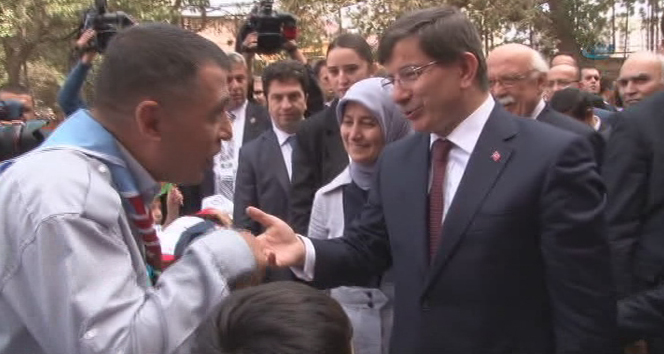 Davutoğlu, Bakü Türk Anadolu Lisesi’ni ziyaret etti