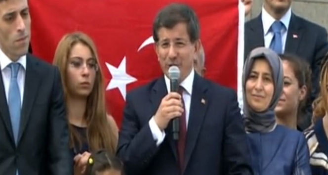 Başbakan Davutoğlu, 49 personel üzerinden siyaset yapanları topa tuttu