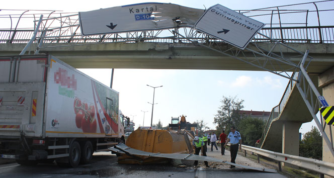 Damperini açık unutan kamyon sürücüsü üst geçide çarptı