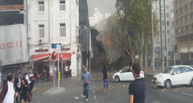 Taksim&#039;de iskele çöktü: Yaralılar var