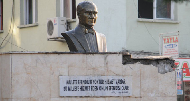 Ateşe verilen Atatürk heykelinin yerine yeni büst konuldu