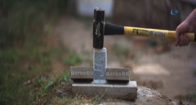 iPhone 6’ya balyozla dayanıklılık testi