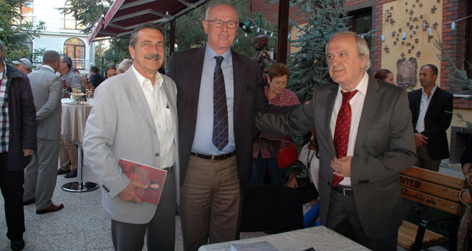 Usta gazeteci Baloğlu kitabını imzaladı