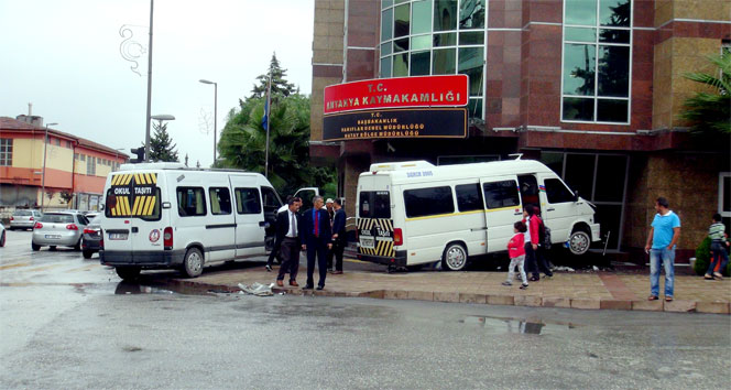 Kaza yapan öğrenci servisleri kaymakamlığa daldı