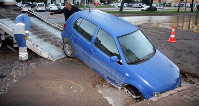 Yol otomobili yuttu