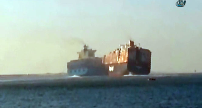 İki konteyner gemisi Süveyş Kanalı’nda böyle çarpıştı