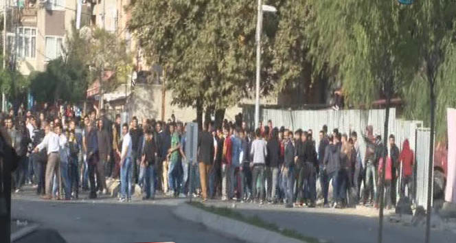 Beyoğlu’nda korsan göstericilere polis müdahalesi
