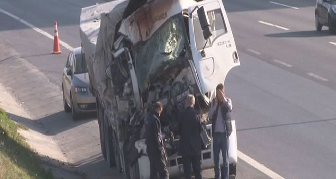 TEM’deki TIR kazası trafiği kilitledi